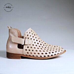 Anthropologie Musse & Cloud Caila Cut Out Pewter Leather Ankle Booties Cream 9.5
